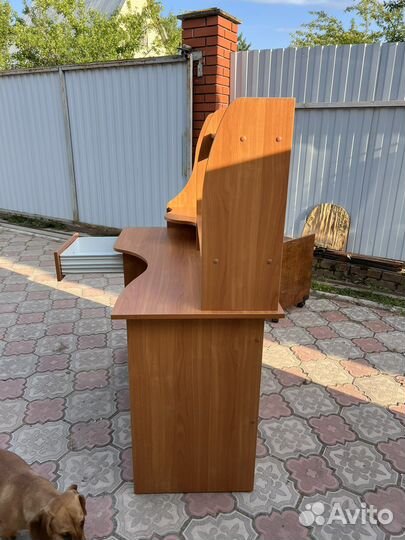 Стол комьютерный и клавиатура