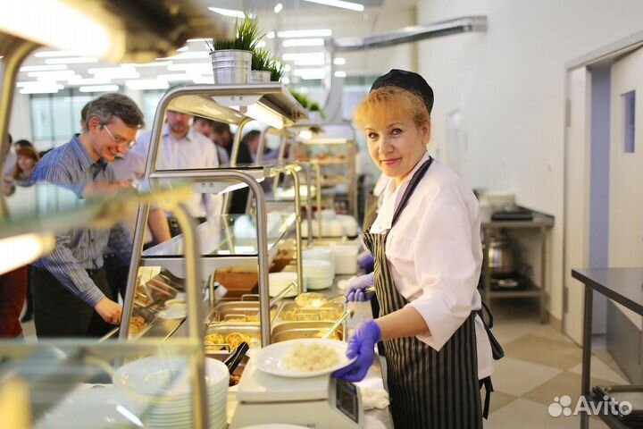 Официант линии раздачи