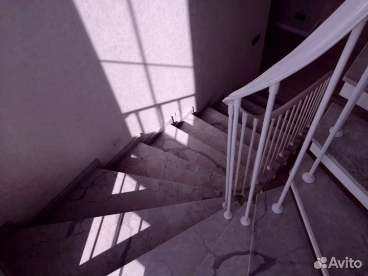 Лестница из камня кварцевый агломерат