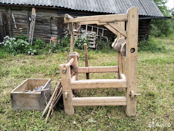 Старинный ткацкий станок деревянный большой