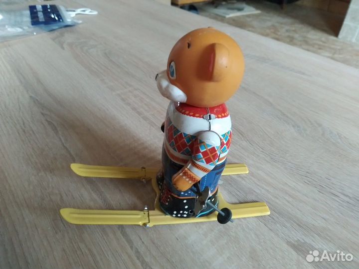 Редкая игрушка. Мишка лыжник заводной japan Япония