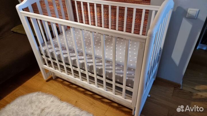 Детская кроватка с маятником и ящиком