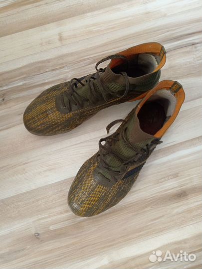 Футбольные бутсы adidas predator