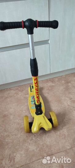 Самокат трехколесный