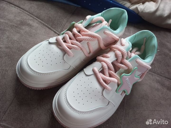 Кроссовки женские