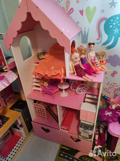 Кукольный домик с мебелью и куклами