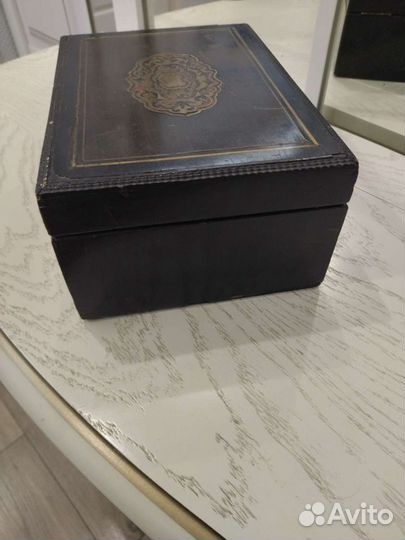 Старинная деревянная шкатулка