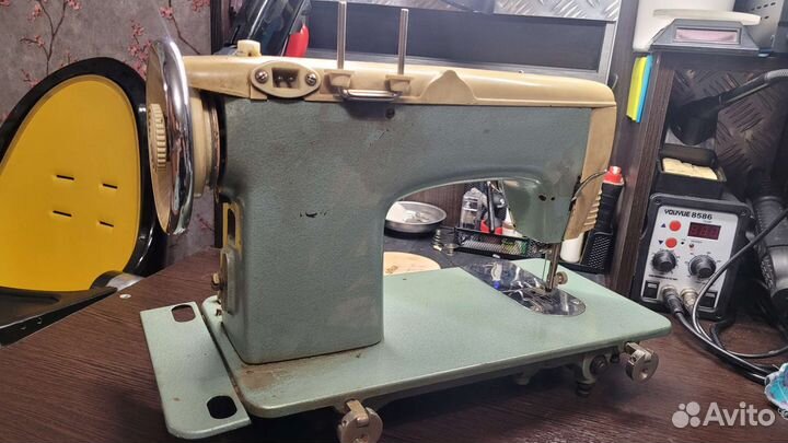 Швейная машина Чайка