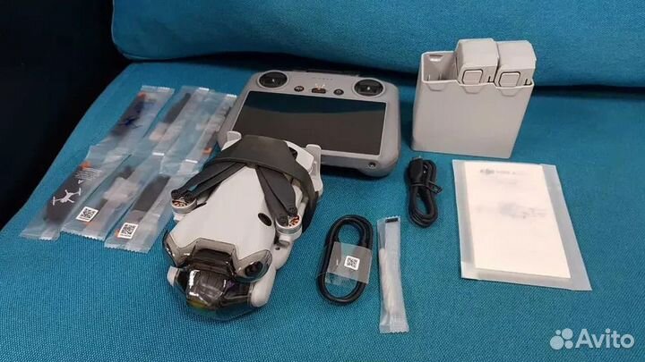 Квадрокоптер DJI Mini 4 Pro fly more combo