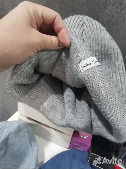 Пакет шапок и куртка в подарок