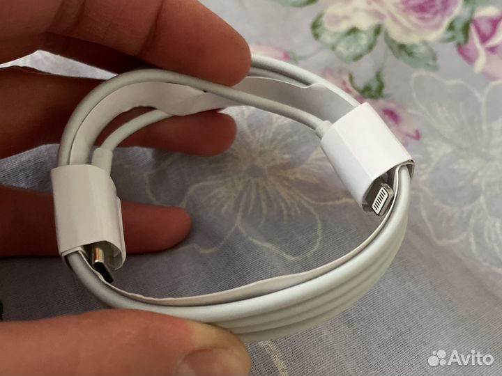 Зарядный шнур на iPhone