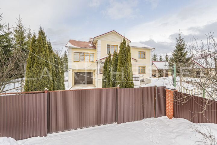 Дом 425 м² на участке 12 сот.