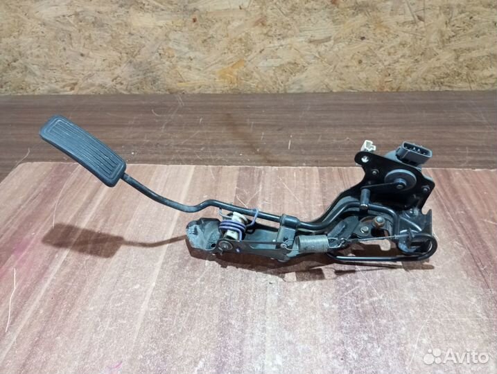 Педаль газа с датчиком 4,2тд 1HDT Toyota land crui