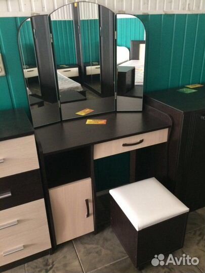 Трюмо (туалетный столик) + пуф с ящиком