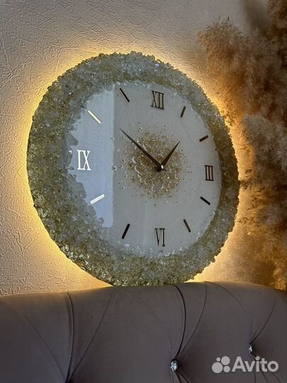 Настенные часы из смолы и камней с подветкой