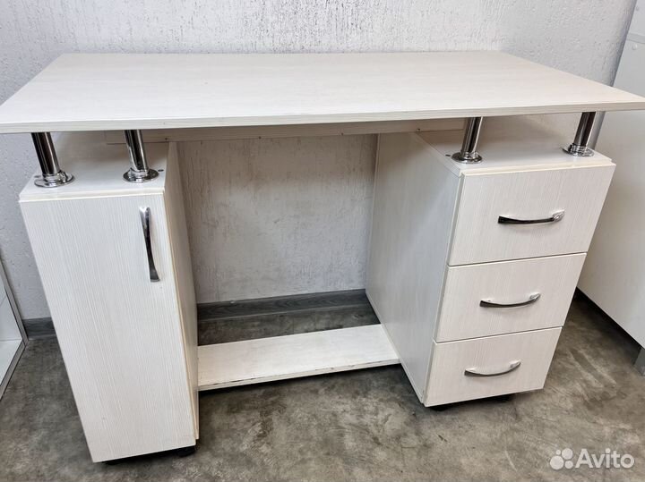 Стол маникюрный с ящиками