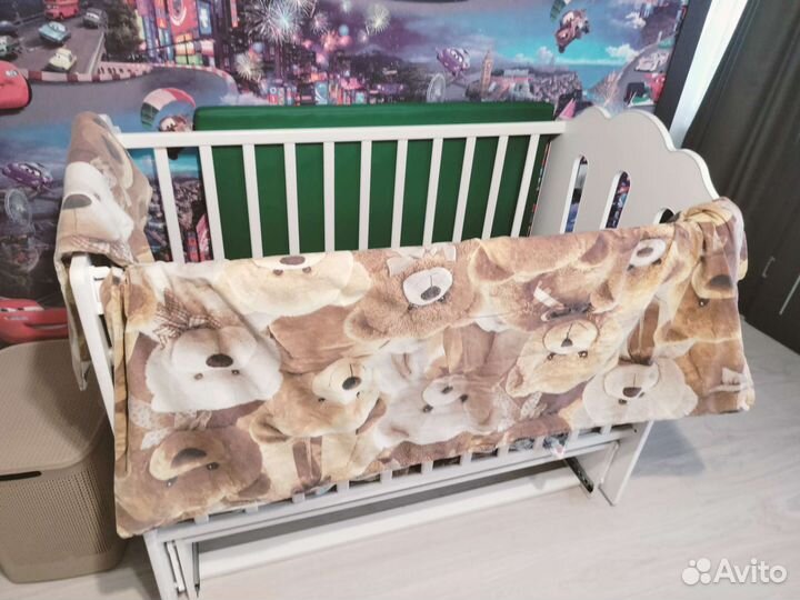 Детская кроватка с маятником