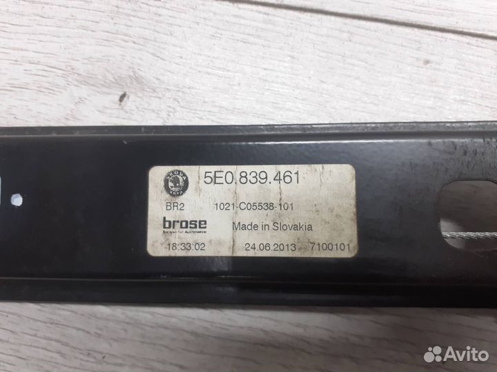 Стеклоподъемник задний левый Skoda Octavia A7