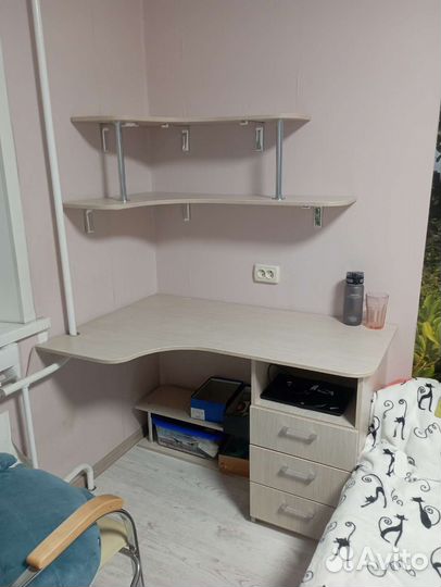 Рабочий стол угловой, полка