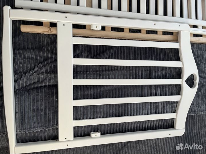 Детская кроватка с маятником белая