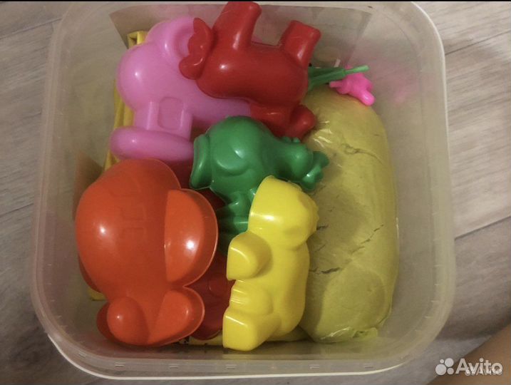 Кинетический песок с песочницей и формочками