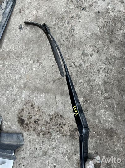 Поводок щеткодержатель жабо Skoda Yeti