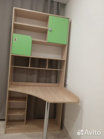 Угловой письменный стол с полками