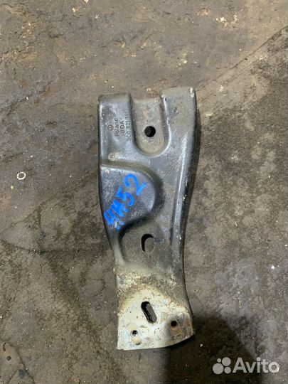 Кронштейн крепления крыла Passat B6 Левый