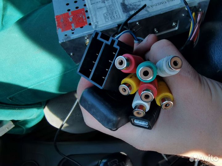 Магнитола с сенсорным выдвижным экраном