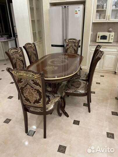 Столы и стулья