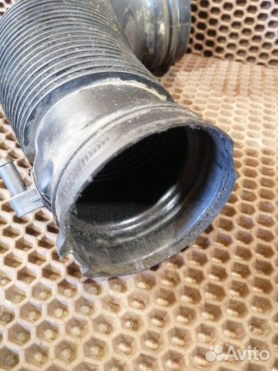 Патрубок воздушного фильтра Audi A4 B9 CYR 2.0