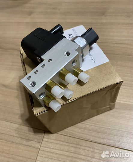 Блок клапанов пневмоподвески Mercedes CLS W219