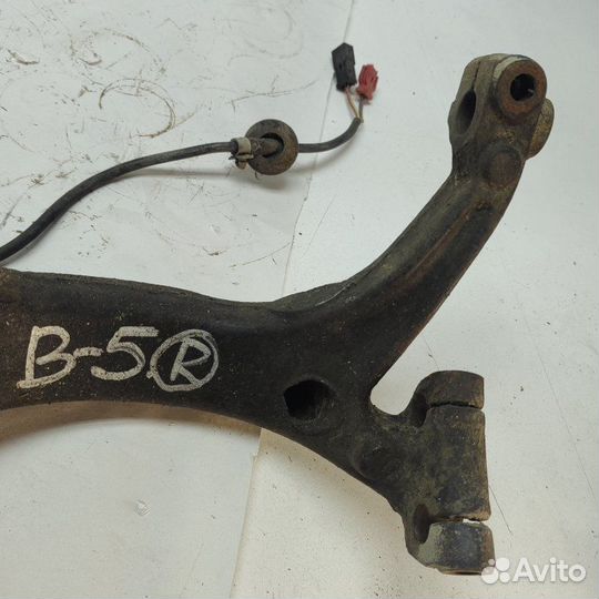 Кулак поворотный передний правый Volkswagen Passat