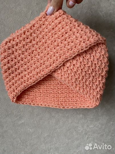 Вязаные шапки и варежки в наличии. Ручная работа