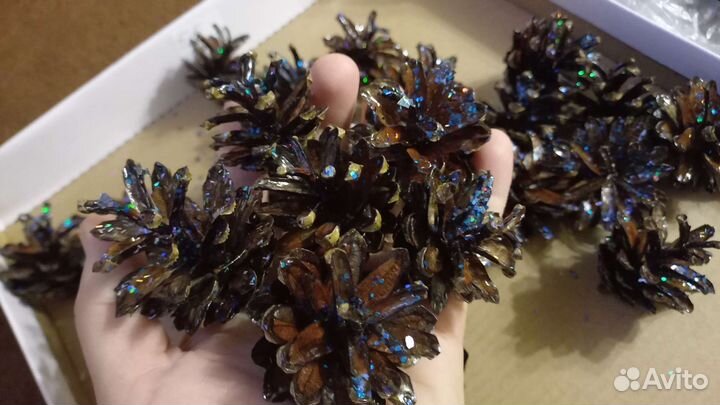 Маленькие сосновые шишки.Лакированные,в блёстках