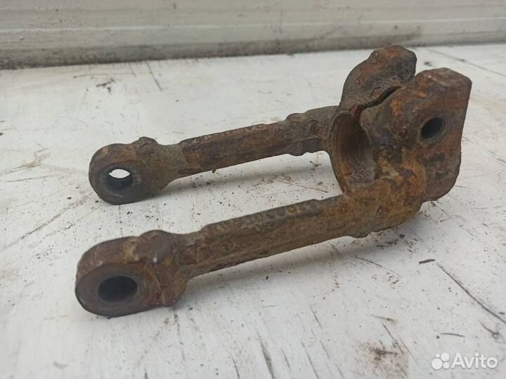 Кронштейн переднего амортизатора