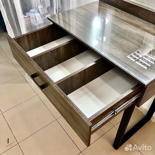 Гримерный столик визажиста с гримерным зеркалом