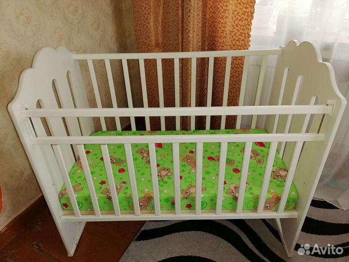 Детская кроватка с маятником
