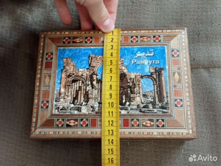 Деревянная шкатулка