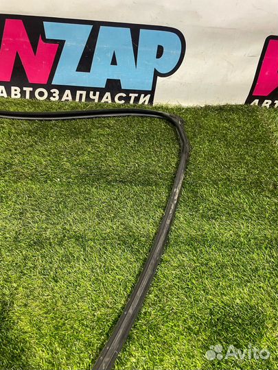 Уплотнитель стекла двери задний правый Honda HR-V