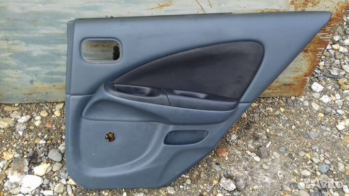 Обшивка задней правой двери Ниссан Альмера