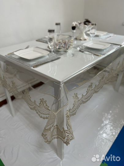 Прозрачная скатерть с кружевом