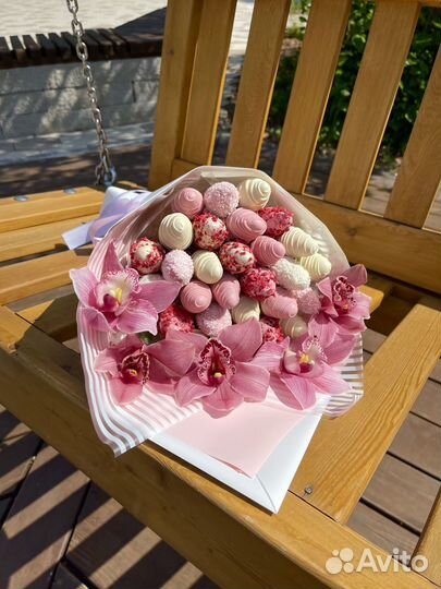 Сладкий букет из клубники в шоколаде с цветами