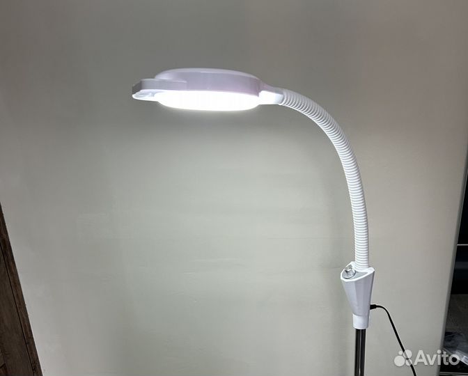 Лампа с лупой