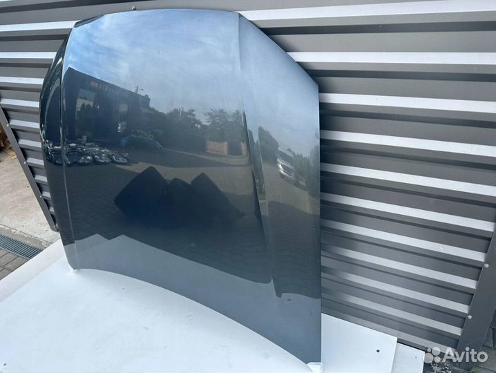 Капот на Audi Q8