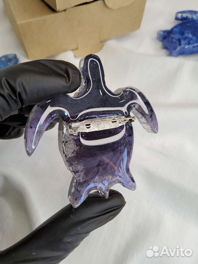 Брошь из эпоксидной смолы