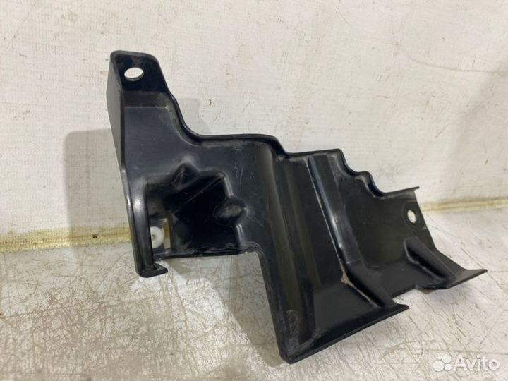 Кронштейн решетки радиатора левый Mitsubishi