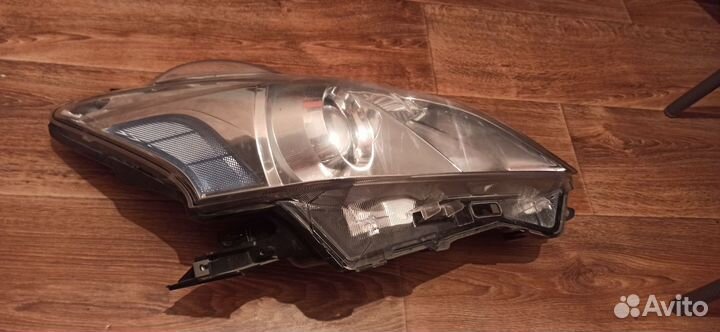 Продам Фару Prius alpha