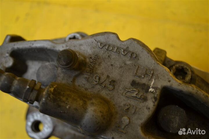 Суппорт передний левый Volvo Xc70