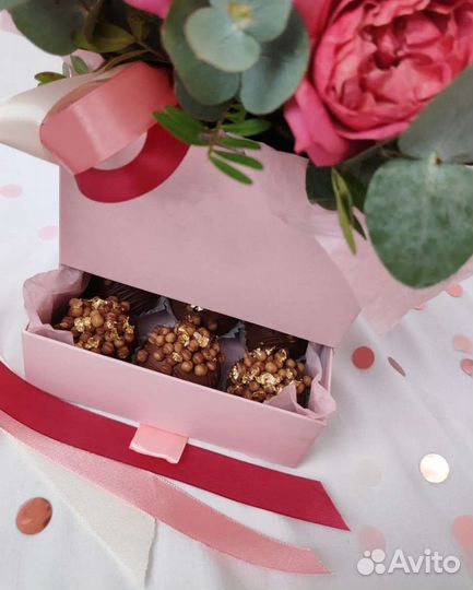 Цветы в коробке со сладостями